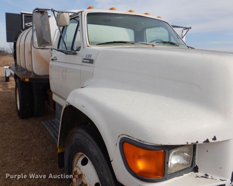 image for item DH7347 1997 Ford F800  water truck