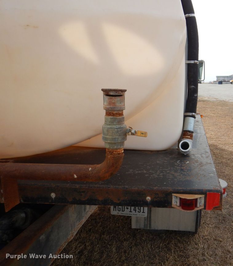 image for item DH7347 1997 Ford F800  water truck