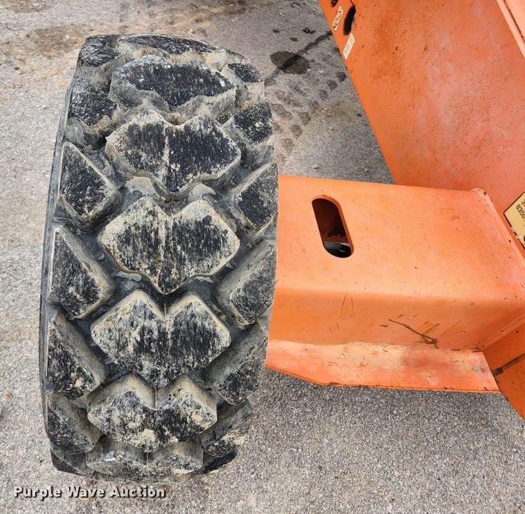 image for item DI2263 2004 JLG 460SJ  boom lift