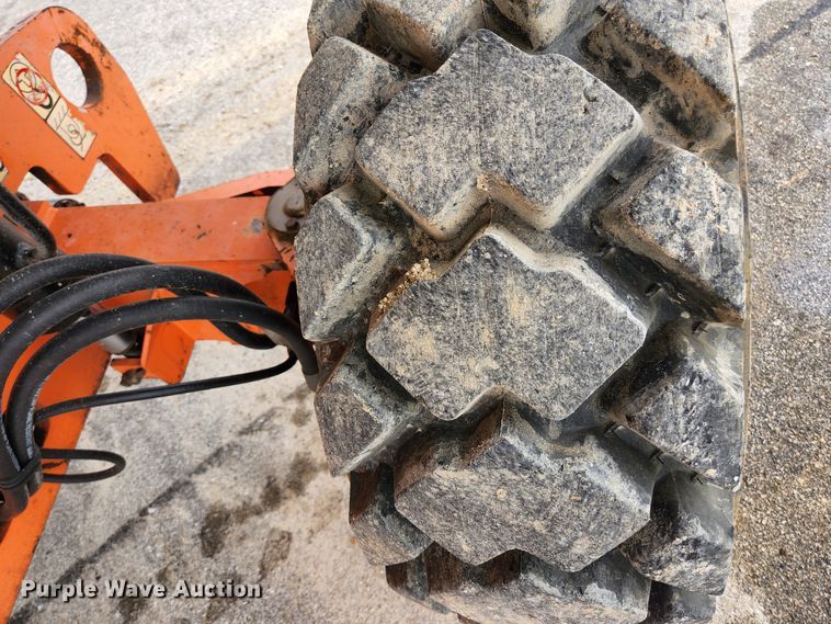 image for item DI2263 2004 JLG 460SJ  boom lift