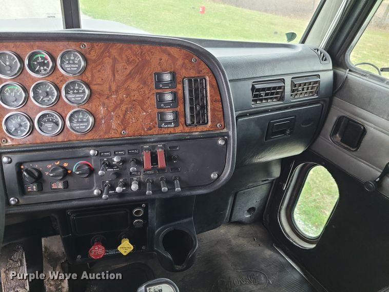 image for item DJ1728 2001 Peterbilt 357  dump truck