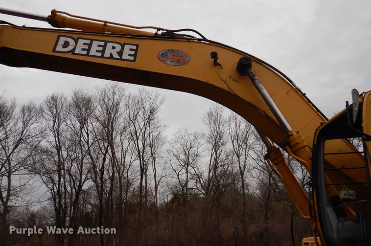 image for item DL5981 2001 John Deere 270LC  excavator