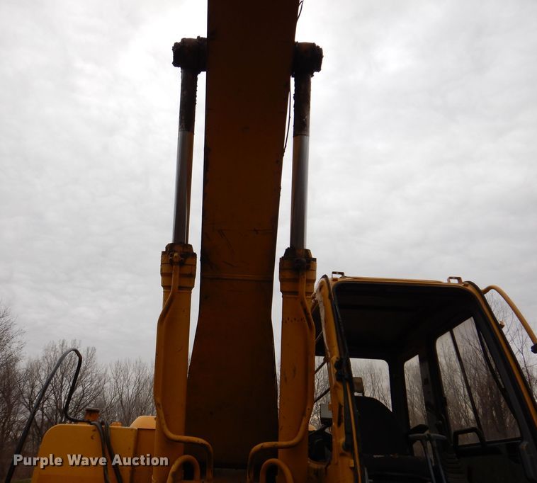 image for item DL5981 2001 John Deere 270LC  excavator