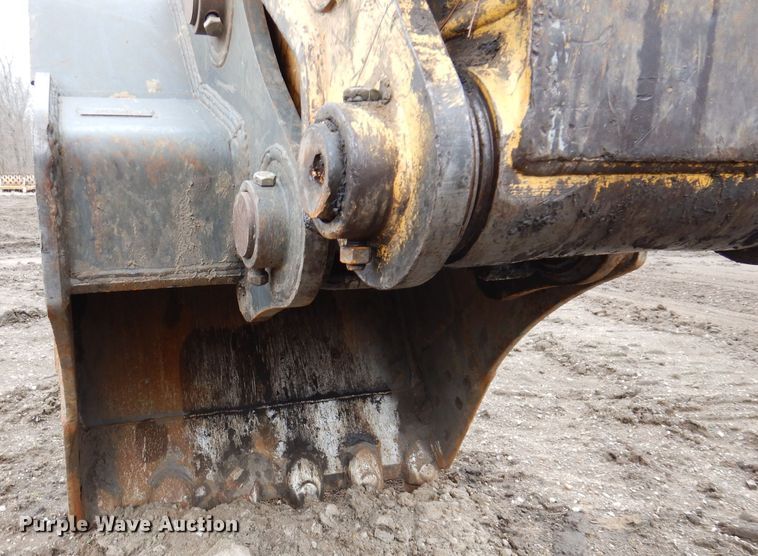 image for item DL5981 2001 John Deere 270LC  excavator