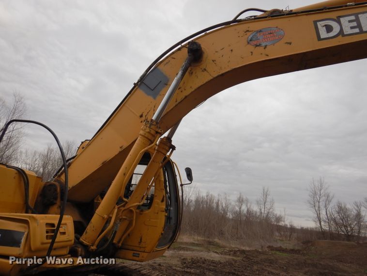 image for item DL5981 2001 John Deere 270LC  excavator