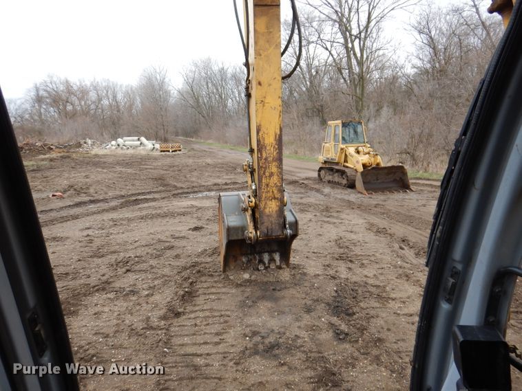 image for item DL5981 2001 John Deere 270LC  excavator