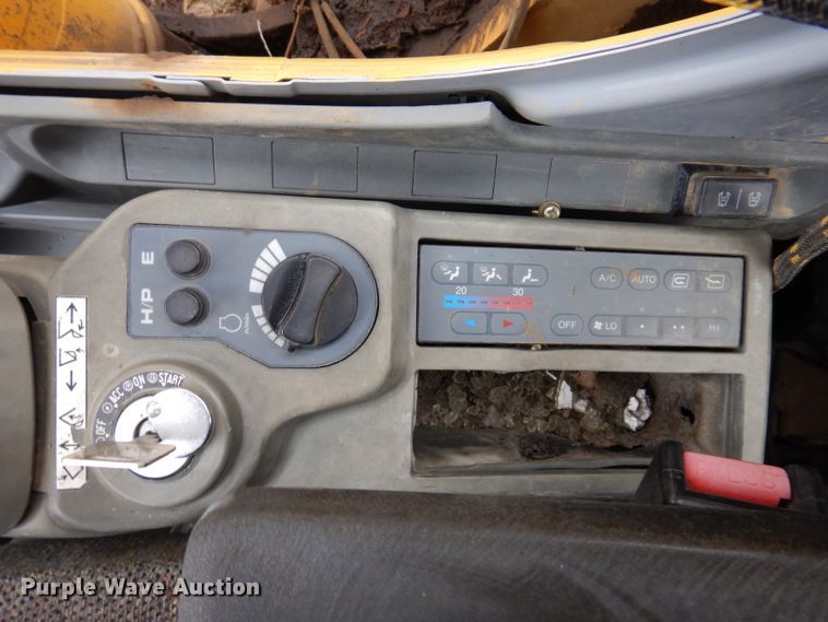 image for item DL5981 2001 John Deere 270LC  excavator