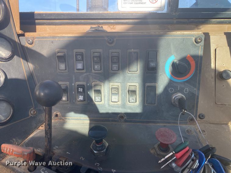 image for item DM4058 1993 Caterpillar 615C Series II  elevating scraper