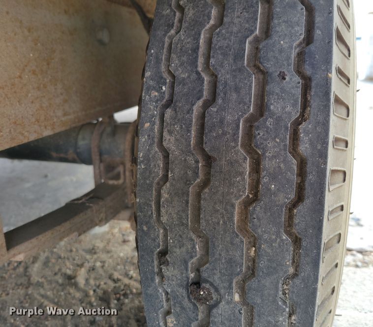 image for item DN7333 1988 Wells Cargo  office trailer