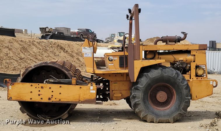 image for item DN7338 1989 Case W1402 PD  single drum roller