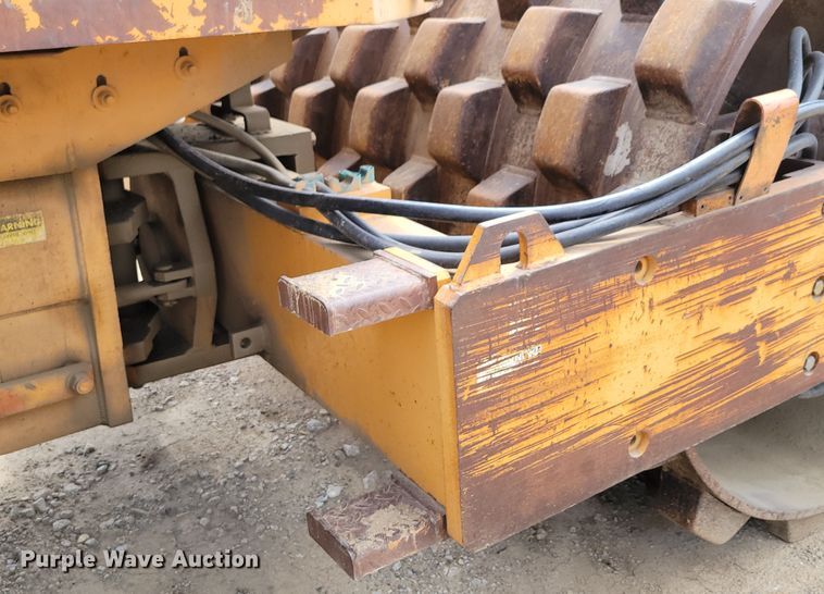 image for item DN7338 1989 Case W1402 PD  single drum roller