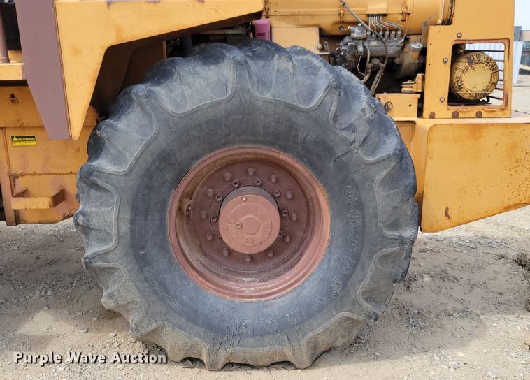 image for item DN7338 1989 Case W1402 PD  single drum roller