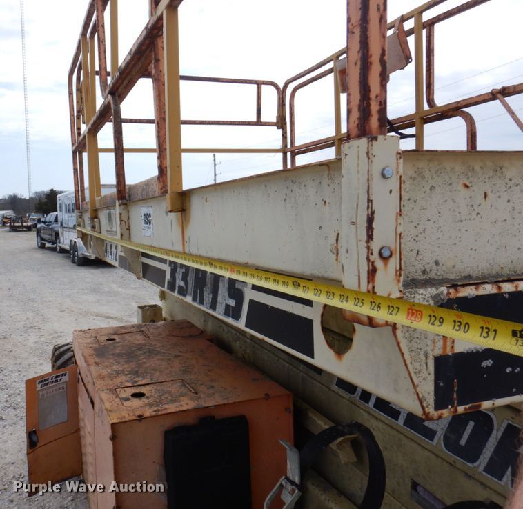 image for item DP5432 1997 JLG 33RTS  scissor lift