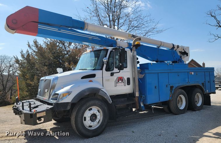 image for item HF9339 2005 International 7400  bucket truck
