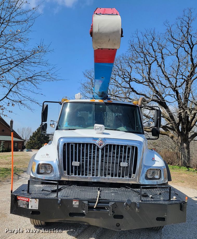 image for item HF9339 2005 International 7400  bucket truck