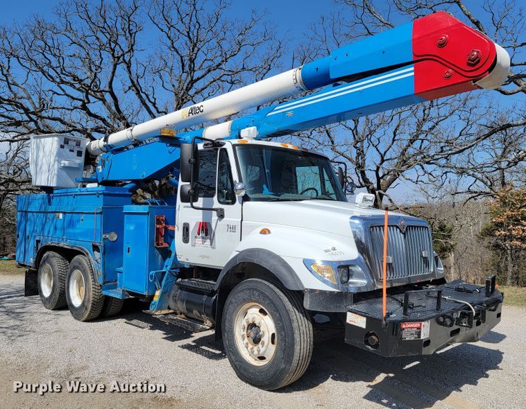 image for item HF9339 2005 International 7400  bucket truck