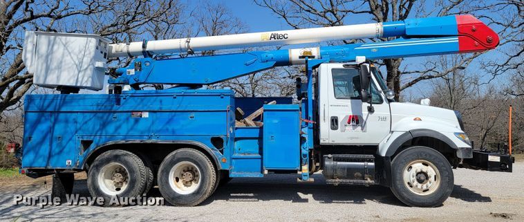 image for item HF9339 2005 International 7400  bucket truck