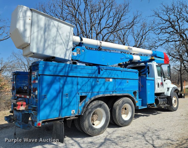 image for item HF9339 2005 International 7400  bucket truck