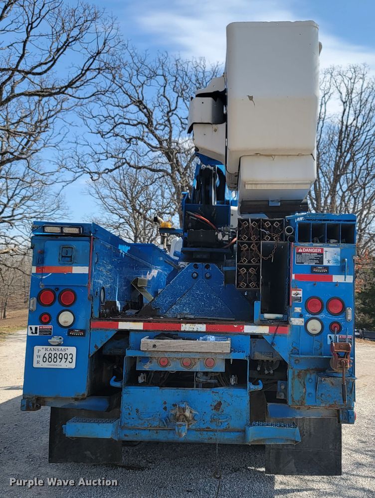 image for item HF9339 2005 International 7400  bucket truck