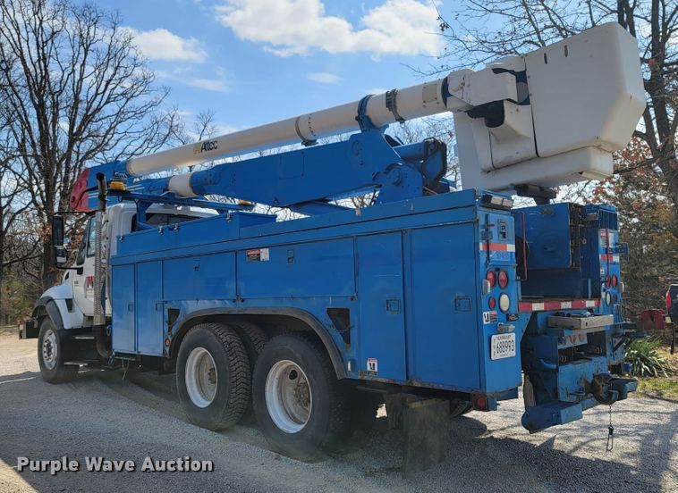 image for item HF9339 2005 International 7400  bucket truck