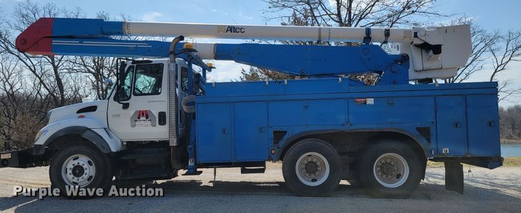 image for item HF9339 2005 International 7400  bucket truck