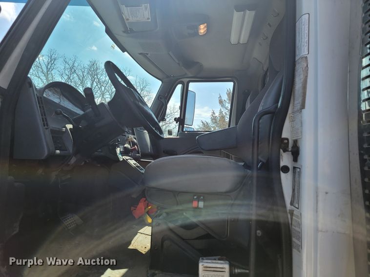 image for item HF9339 2005 International 7400  bucket truck