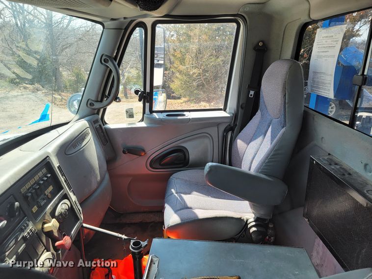 image for item HF9339 2005 International 7400  bucket truck