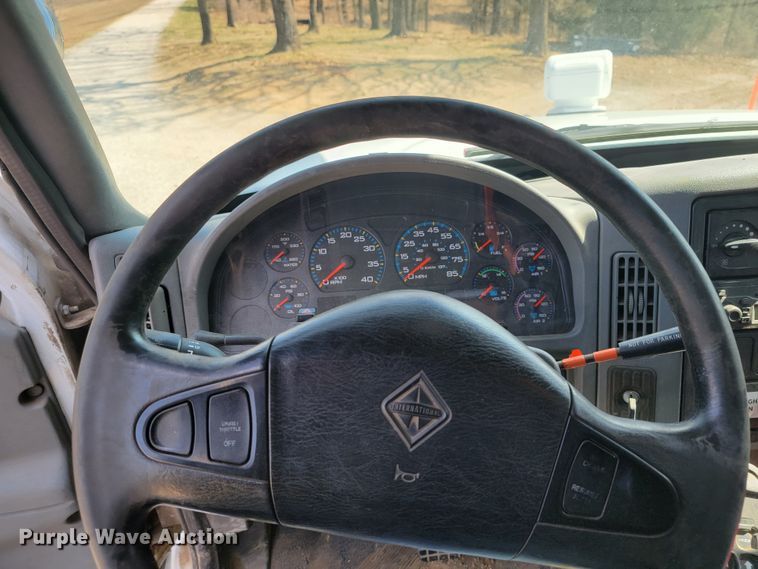 image for item HF9339 2005 International 7400  bucket truck