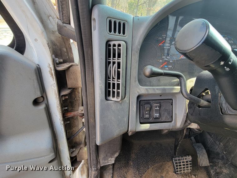 image for item HF9339 2005 International 7400  bucket truck