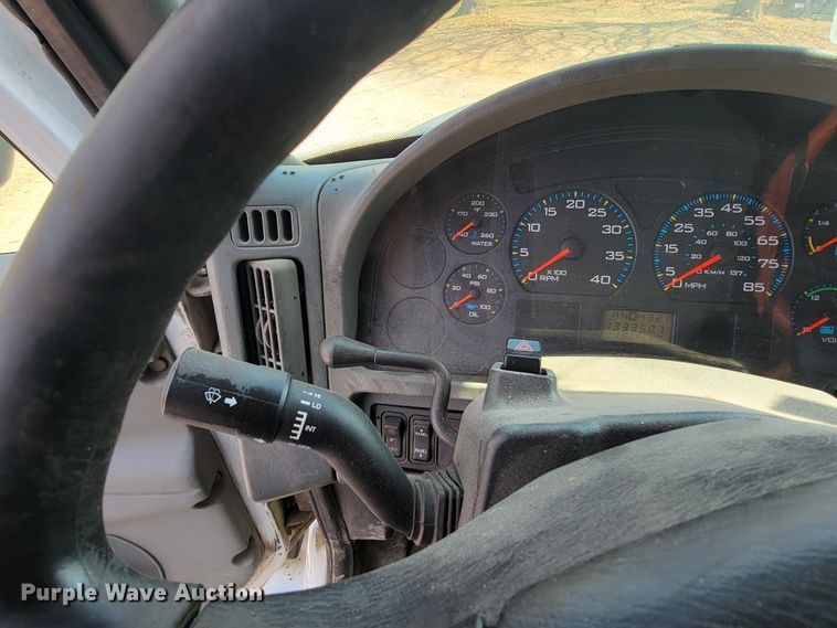 image for item HF9339 2005 International 7400  bucket truck