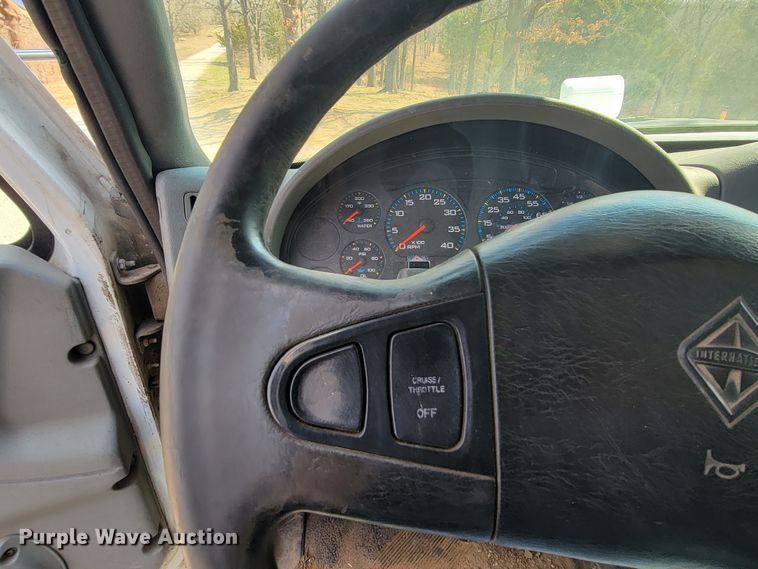 image for item HF9339 2005 International 7400  bucket truck