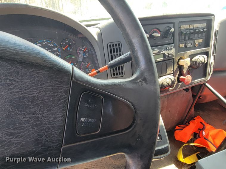 image for item HF9339 2005 International 7400  bucket truck