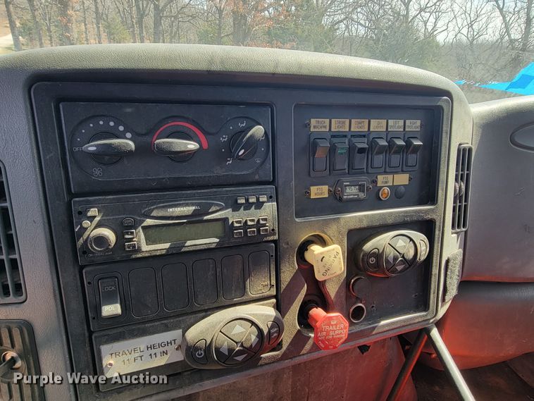 image for item HF9339 2005 International 7400  bucket truck