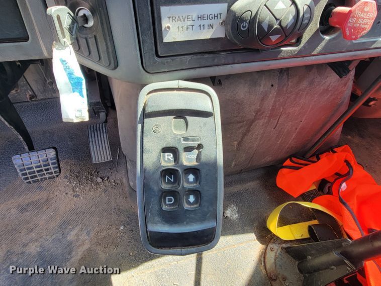 image for item HF9339 2005 International 7400  bucket truck