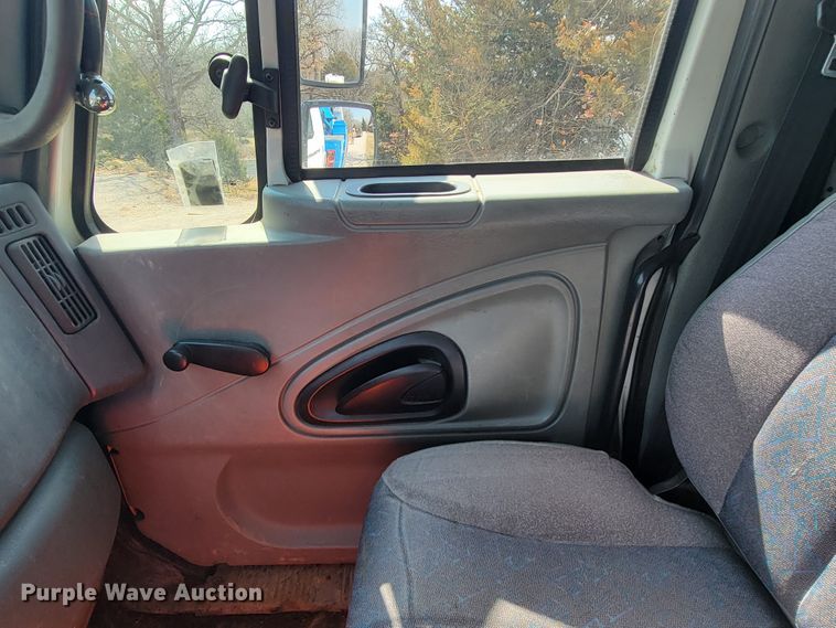 image for item HF9339 2005 International 7400  bucket truck