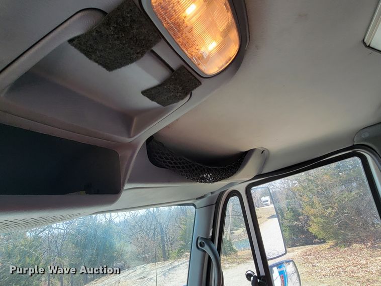 image for item HF9339 2005 International 7400  bucket truck