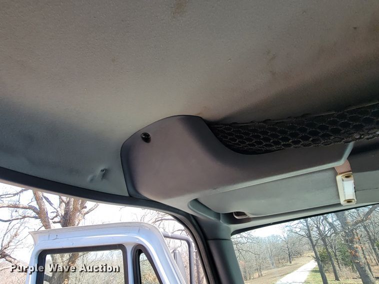 image for item HF9339 2005 International 7400  bucket truck