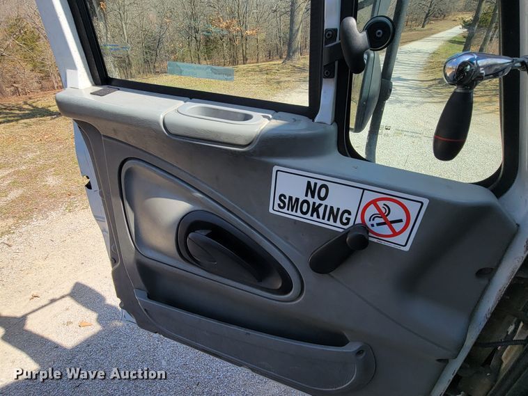 image for item HF9339 2005 International 7400  bucket truck