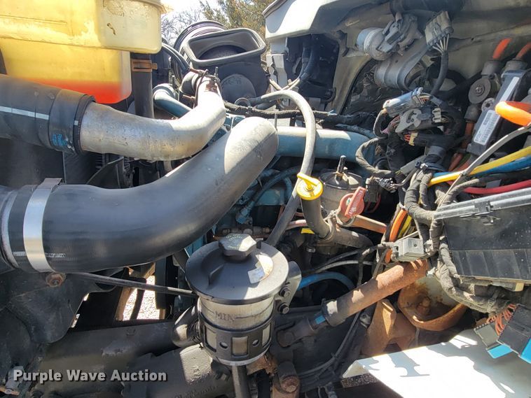 image for item HF9339 2005 International 7400  bucket truck