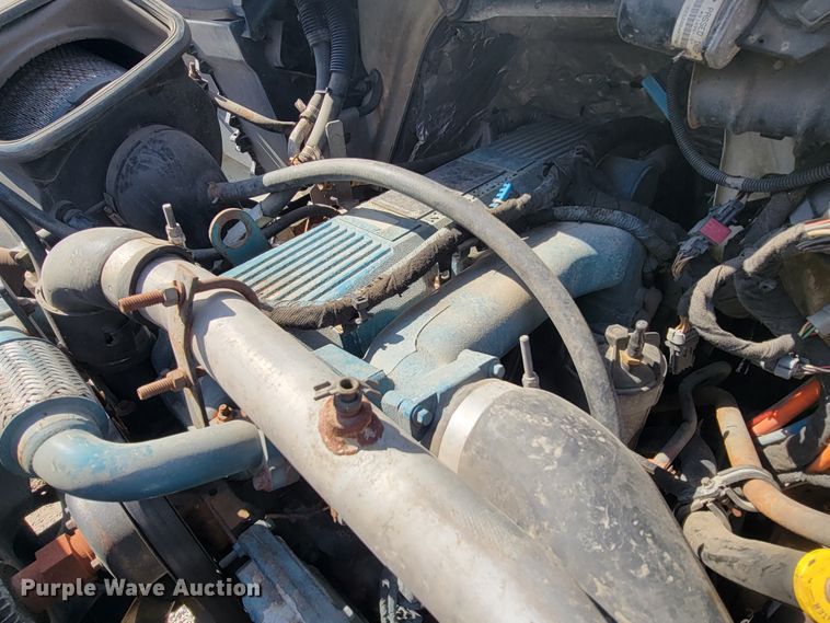 image for item HF9339 2005 International 7400  bucket truck