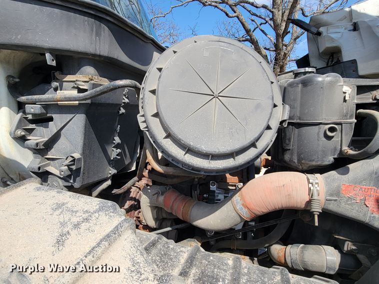 image for item HF9339 2005 International 7400  bucket truck