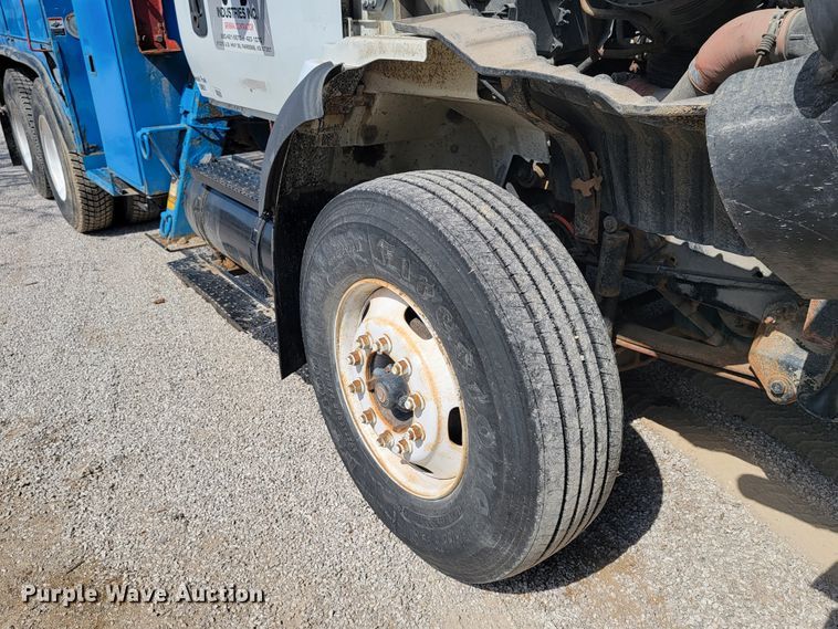 image for item HF9339 2005 International 7400  bucket truck