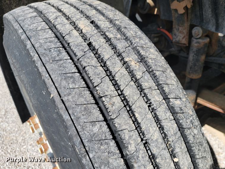 image for item HF9339 2005 International 7400  bucket truck