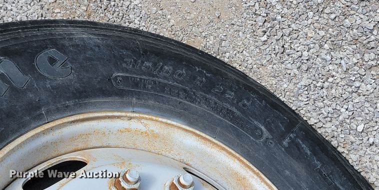 image for item HF9339 2005 International 7400  bucket truck