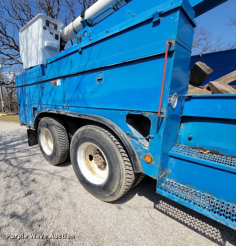 image for item HF9339 2005 International 7400  bucket truck