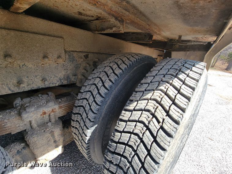 image for item HF9339 2005 International 7400  bucket truck