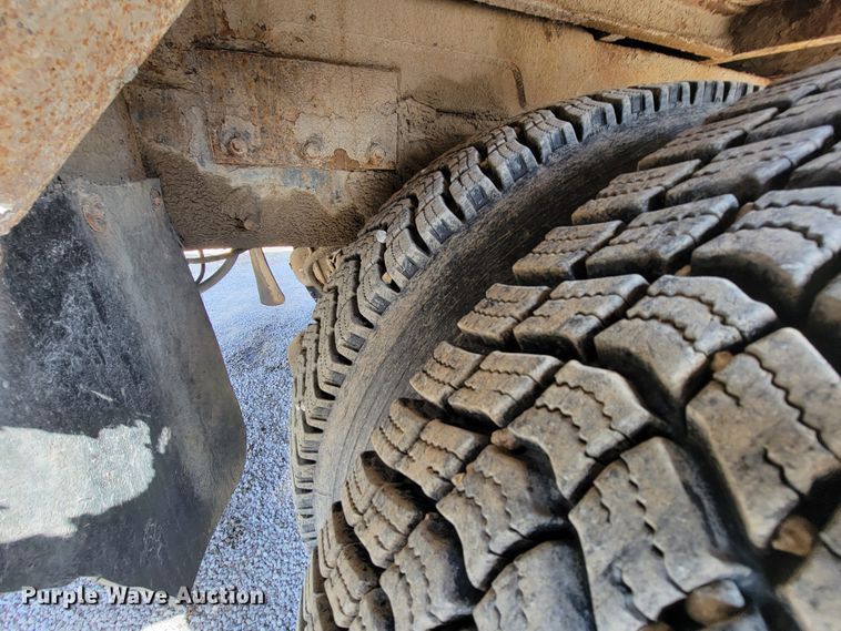 image for item HF9339 2005 International 7400  bucket truck