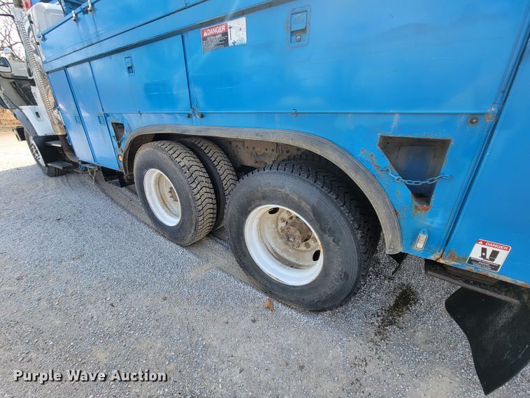 image for item HF9339 2005 International 7400  bucket truck