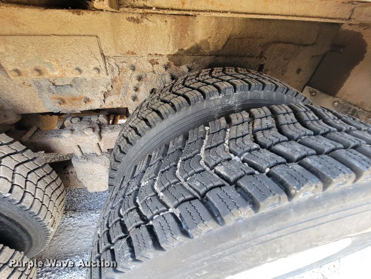 image for item HF9339 2005 International 7400  bucket truck