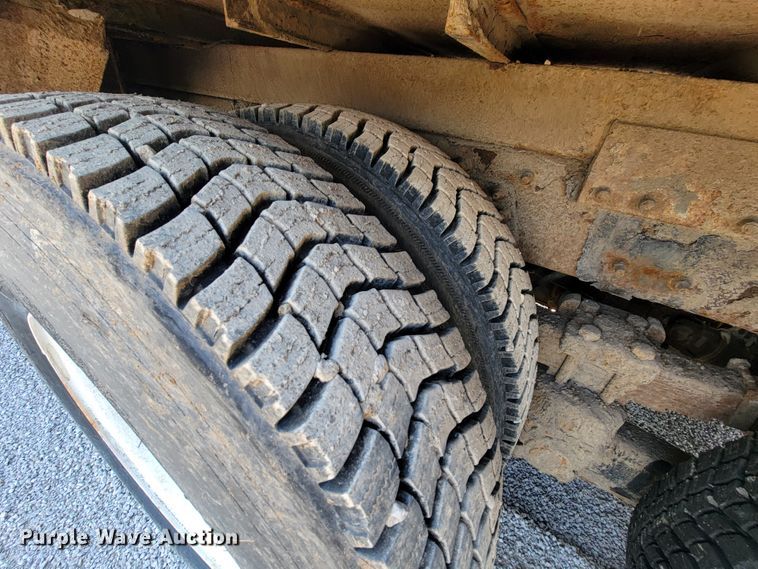 image for item HF9339 2005 International 7400  bucket truck